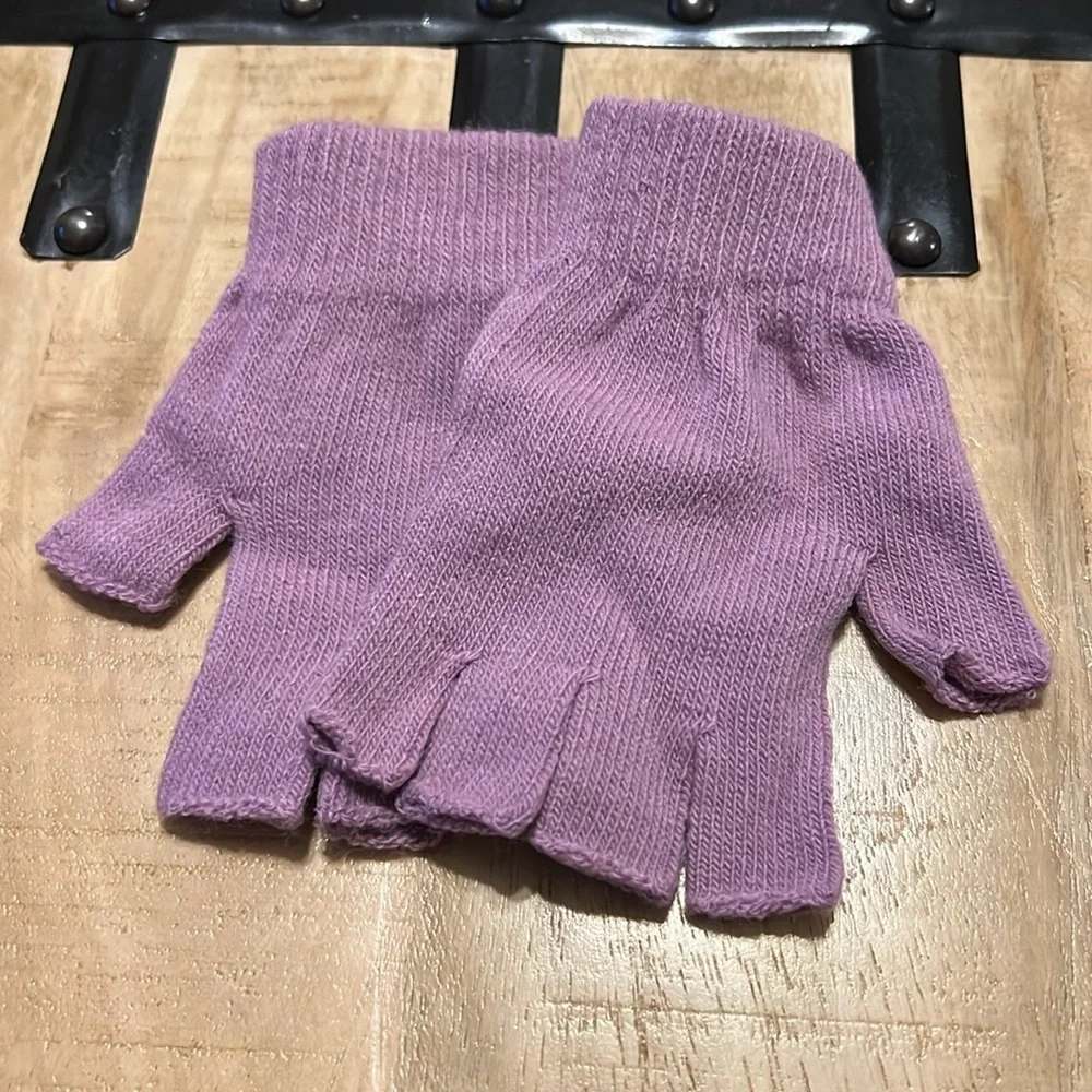 6 pairs of women’s fingerfree gloves/mittens